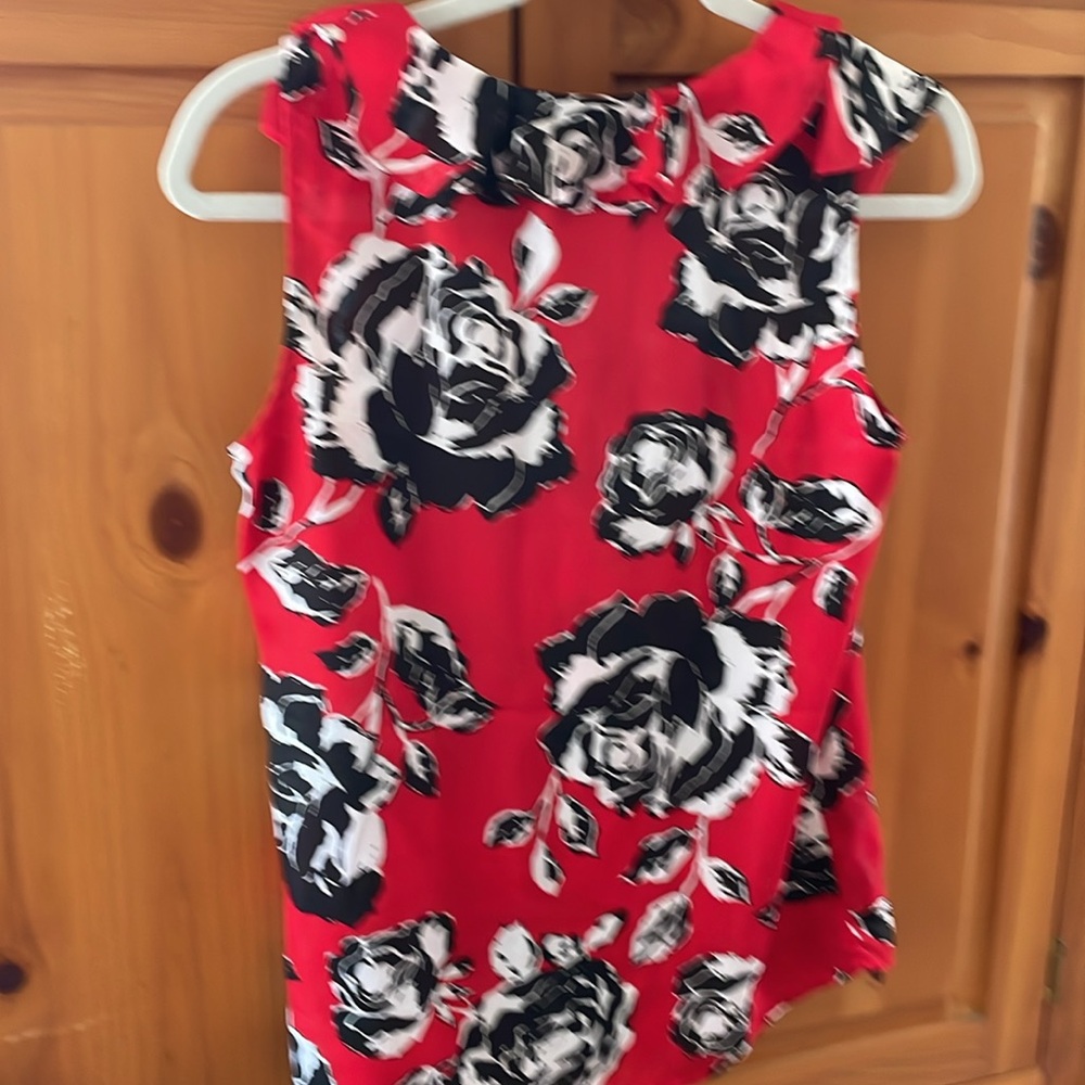 Red Floral Top 🌹🖤 - Picture 7 of 12
